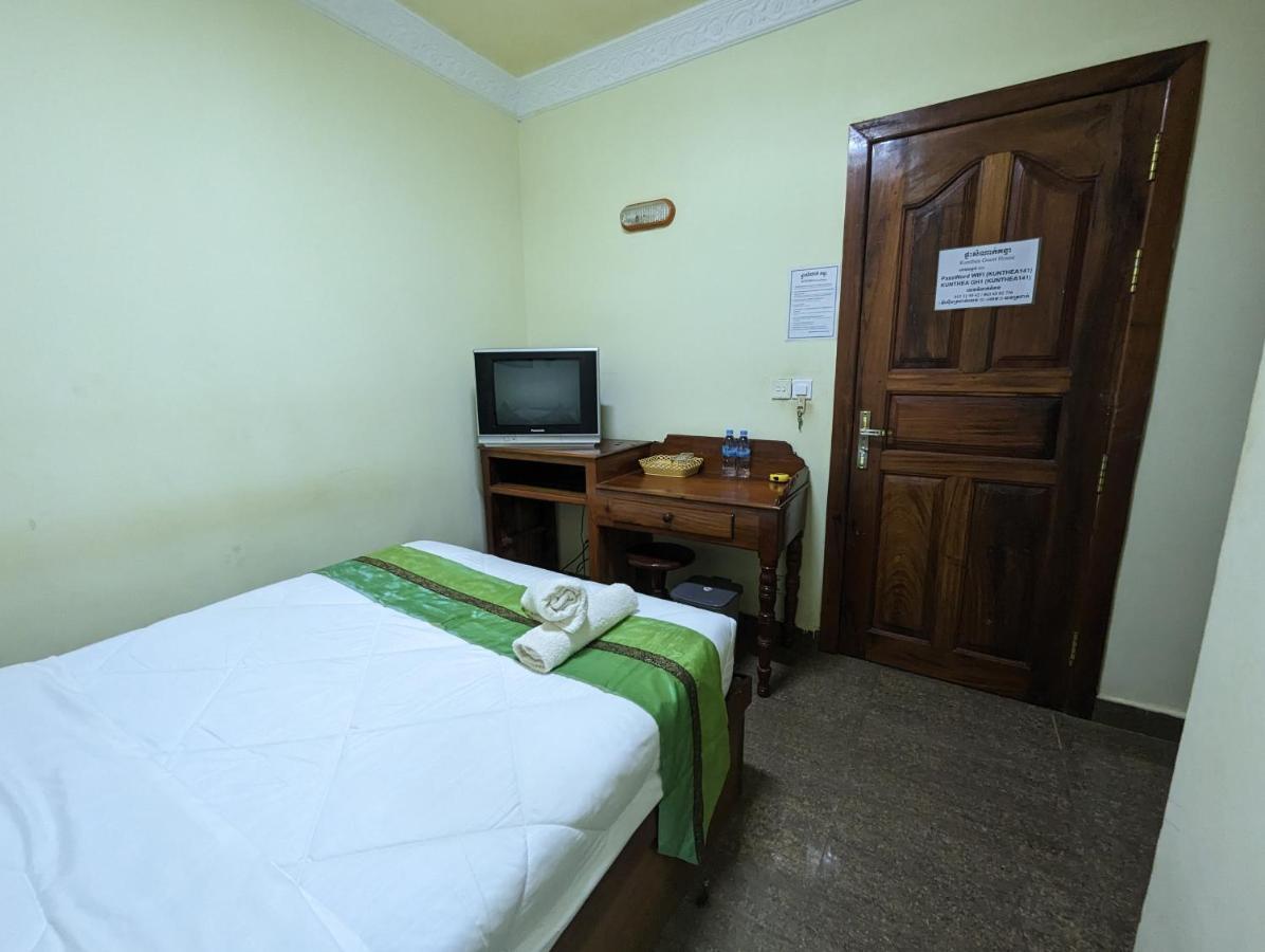 Reach Kunthea Guesthouse Сіємреап Екстер'єр фото